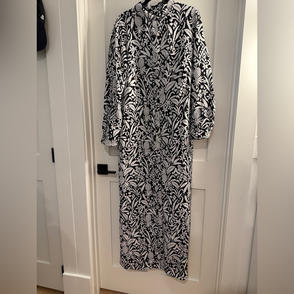 LOFT Monochrome Floral Pattern Top